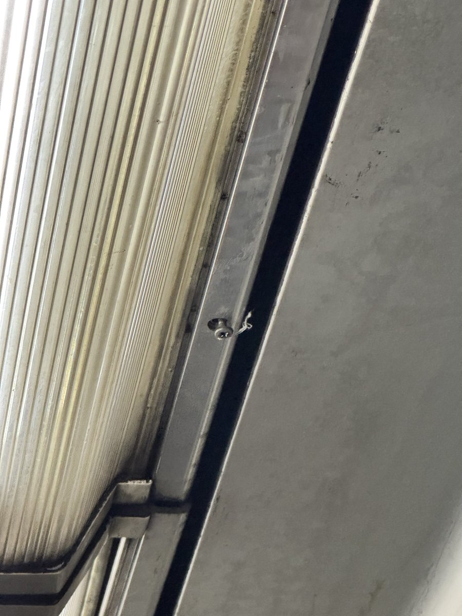 TanMartz's tweet photo. Hola @MetroCDMX, atención en la línea 3 (dirección Indios Verdes), 1er vagón  M.0217, la mayoría de los tornillos que fijan las lámparas están a punto de caer. https://t.co/L3pc7fEAF7