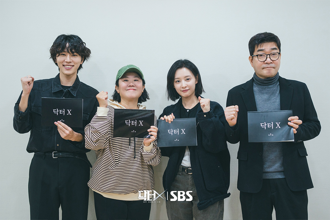 SBSNOW's tweet photo. 올 하반기 가장 강렬한 메디컬 다크 히어로가 온다🔥
'닥터X : 하얀 마피아의 시대' 대본 리딩 현장 공개🖤

SBS 새 금토드라마 <닥터X : 하얀 마피아의 시대>
☞ 10월 9일 [금] 첫 방송

#SBS새금토드라마 #닥터X하얀마피아의시대
#DoctorX #김지원 #이정은 https://t.co/dJhbvtQKVz