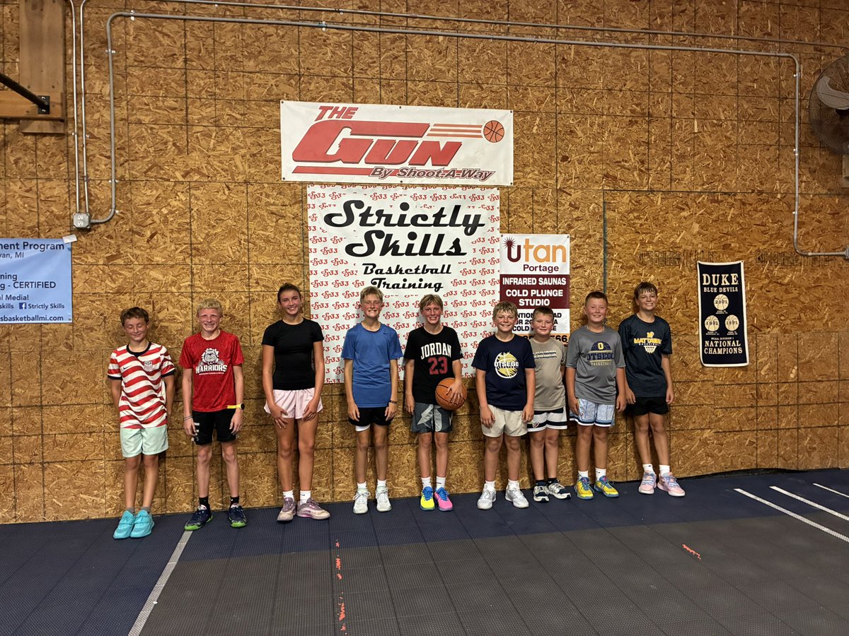 strictly_skills's tweet photo. Sunday night Skills
Train em up #SS33
Drop ins welcome
@PrepHoopsMI https://t.co/zZlVBru4Rq