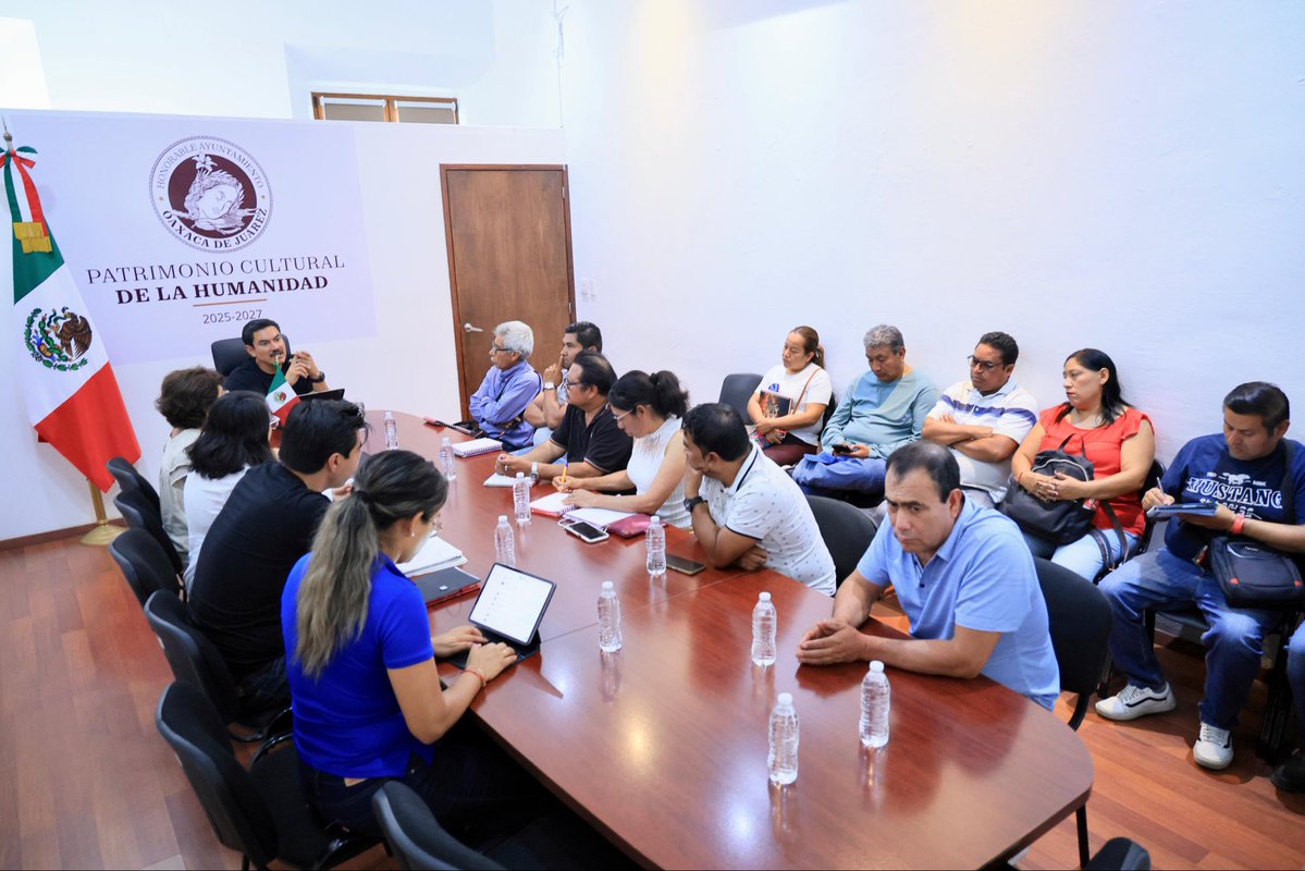 raychagoya's tweet photo. Mantenemos un diálogo permanente con los sindicatos de nuestro municipio, construyendo acuerdos y sumando esfuerzos por Oaxaca de Juárez.

Con trabajo en equipo seguimos dando resultados para las vecinas y vecinos de nuestra capital.

#TransformandoJuntosLaCapital #OaxacaDeJuárez https://t.co/mHHL9SD0TF