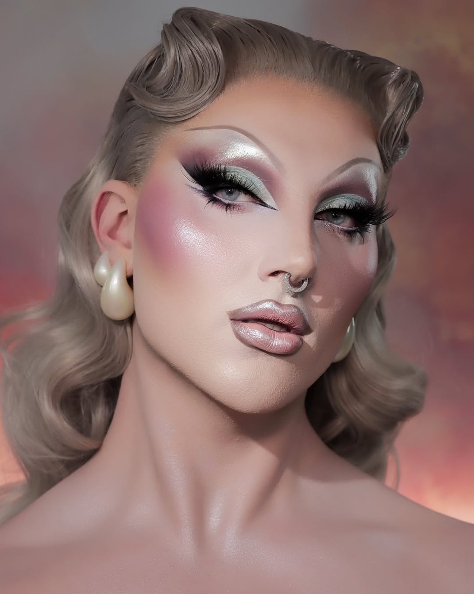 Aninspectorcall's tweet photo. Kind of feeling ethereal today. 😮‍💨✨

_
Hair by

_
Products used:
Skin:  Black rice toner and essence

Face: Maybelline Grippy serum primer, Sheglam Foundation Stick, Fenty Beauty SoftLit Foundation 110, Pink Honey Face Frosting in Dulce Drizzle, Mil... https://t.co/X3KjPFibVA