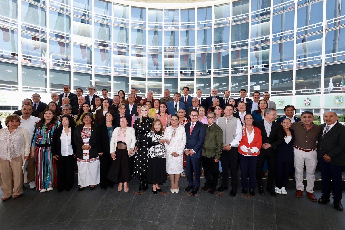 ManuelHuertaLdG's tweet photo. 1/2 Por unanimidad, las senadoras y los senadores del Grupo Parlamentario de Morena elegimos a quienes habrán de integrar la Mesa Directiva del Senado de la República: Higinio Martínez Miranda, como presidente; Verónica Noemí Camino Farjat, como vicepresidenta; y María Martina Kantún Can y Alejandra Berenice Arias Trevilla, como secretarias.