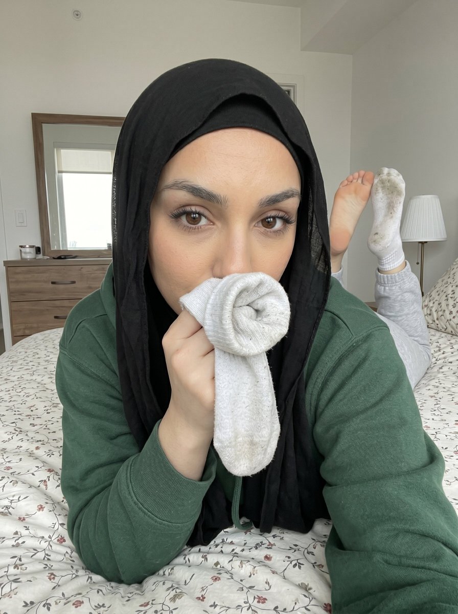 laylahadidd's tweet photo. Would you smell my feet if i let you ?
#feet #footfetısh #arab #hijab https://t.co/laRgIolDC0