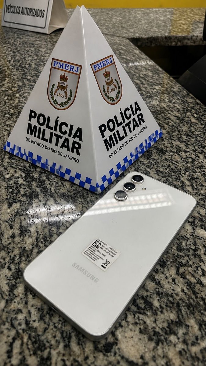 PMERJ's tweet photo. ➡️📱 CELULAR RECUPERADO | Equipes da #FAT do #1CPA, em apoio ao #6BPM, interceptaram uma motocicleta na Rua Teixeira Soares, na Praça da Bandeira, neste domingo (30/08). ⤵️ (+)
#ServireProteger #PMERJ #FAT #1CPA #6BPM https://t.co/azwmc012di