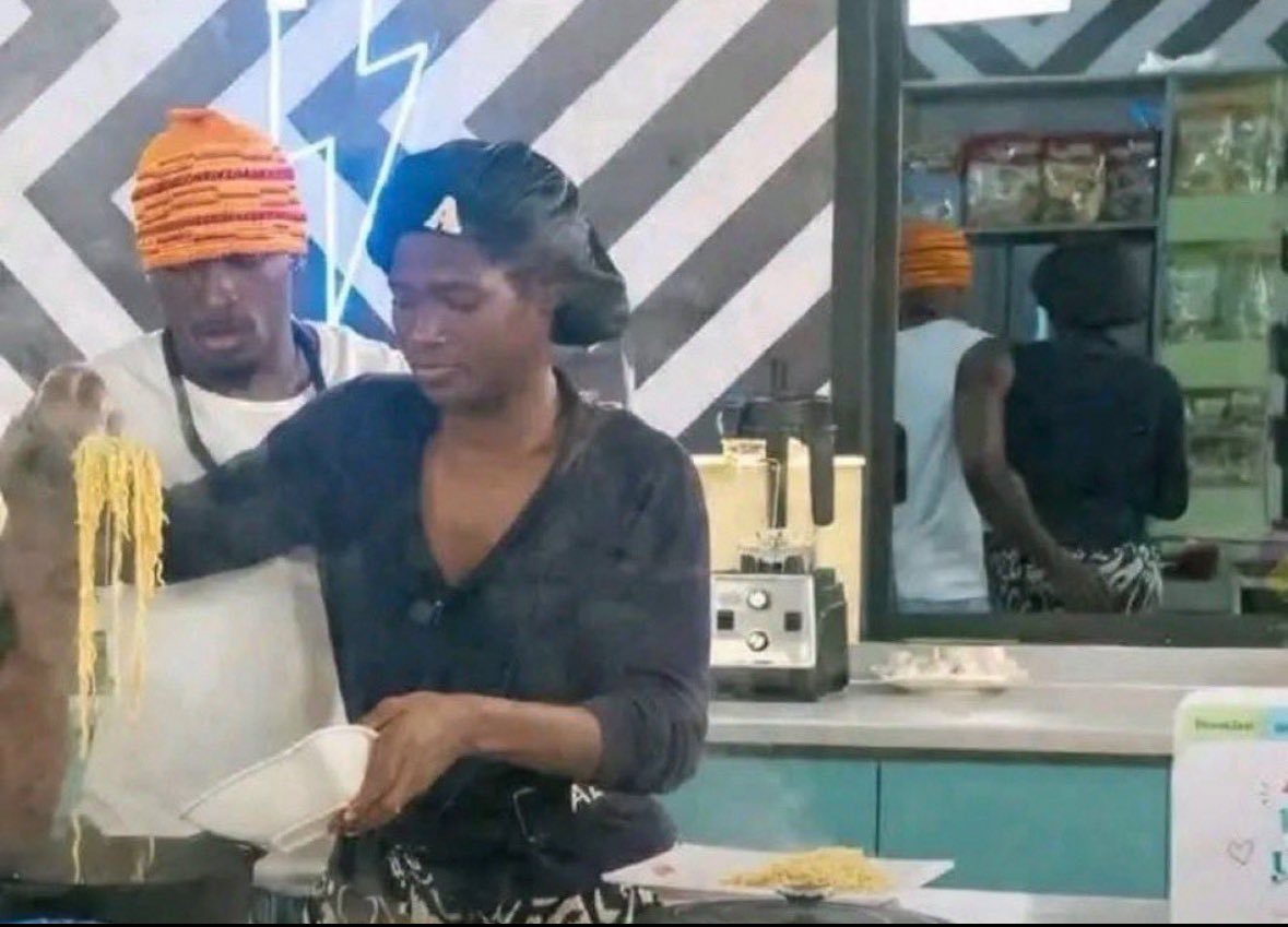 Rainyzionn's tweet photo. No, man touches a married woman like this and you think it's appropriate. ABI let no one SHUT you UP or be intimidated by Araga. Speak up the mirror caught it on 4K✍️🏽
#BBNaija https://t.co/63vkiOwRDu