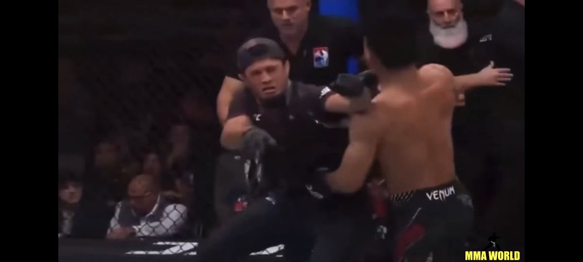 JKTSMANPIITV's tweet photo. 現PFL世界輕量級冠軍 Usman Nurmagomedov 衝進了籠子肯定是不行的, 因為 #UFC 規則不允許這麼做, 除非場上裁判動作慢了你衝進來也是可原的

我看了那些台下的工作人員或媒體的肢體語言都不希望宋亚东贏你懂的 (政治)

我想問那些打手們還有中共托兒們 小粉紅們, 你哪隻眼睛看到Usman用肘部攻擊亚东❓ https://t.co/emr1AIghh4