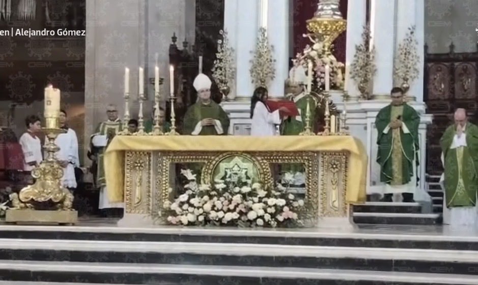 BrendaValgil's tweet photo. Señor Jesús, que sufriste la pasión en la Oración del Huerto y en la Cruz sintiendo el silencio, la soledad, el abandono.

Nosotros, que buscamos a mi hijo CARLOS EMILIO quién nos fue arrebatado, a quién nos desaparecieron, vivimos una pasión que parece no terminar, pues día y noche experimentamos:

El silencio doloroso, ya no escuchamos sus voces, sus risas…

La ausencia… en la mesa para compartir el pan, la ausencia de sus abrazos, la ausencia de su estar…

Hay abandono por parte de las autoridades e instituciones que deberían velar por la seguridad de todas las personas. Necesitamos empatía y compromisos para avanzar hacia la verdad.

Como Tú, en el huerto de los olivos y en la Cruz experimentamos incertidumbre…
Sin embargo, como Tú, seguimos esperanzados en que el Padre-Dios tiene la última Palabra, por eso:

El silencio se vuelve sonido, la palabra y la memoria, se vuelven lucha cotidiana.
La ausencia física se vuelve abrazo, presencia y recuerdo vivo que mueve corazones y voluntades para continuar la búsqueda. Queremos saber ¿dónde está?

El abandono de las autoridades se vuelve solidaridad y sororidad entre nosotros la familia, que nos acompañamos, nos consolamos, nos sostenemos cuando parece que tropezamos y caemos.

Señor, Jesús, enséñanos a vivir, en medio de la incertidumbre; sé para cada una de nosotros el consuelo, la fortaleza, la paz y la esperanza.

Señor, Jesús, enséñanos a equilibrar nuestros deseos de encontrar a quienes nos han robado con el cuidado y atención de quienes tenemos en casa, pues ellas y ellos también sufren la herida de la desaparición. Guíanos, Señor, para no abandonar nuestro deseo de verdad y, también, para seguir atesorando y cuidando a quienes nos esperan en casa.

Por último, Señor, Jesús, envía al Espíritu del amor, de la compasión para que inspire y mueva los corazones de quienes se los y las llevaron para que les den la libertad y puedan reunirse nuevamente en familia.

Mantén, Señor, nuestros corazones fuertes y nuestra memoria viva, para que sigamos buscando con esperanza. ¡Hasta encontrarles!
Amén.

#CarlosEmilio
#EnOracionporCarlosEmilio
#JusticiaParaCarlosEmilio
#diainternacionaldevictimasdedesaparicionforzada
#nosfaltan134mil
