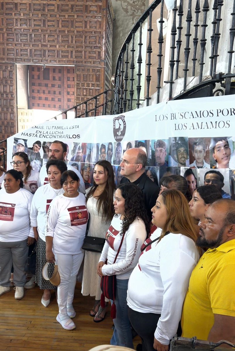 BrendaValgil's tweet photo. Señor Jesús, que sufriste la pasión en la Oración del Huerto y en la Cruz sintiendo el silencio, la soledad, el abandono.

Nosotros, que buscamos a mi hijo CARLOS EMILIO quién nos fue arrebatado, a quién nos desaparecieron, vivimos una pasión que parece no terminar, pues día y noche experimentamos:

El silencio doloroso, ya no escuchamos sus voces, sus risas…

La ausencia… en la mesa para compartir el pan, la ausencia de sus abrazos, la ausencia de su estar…

Hay abandono por parte de las autoridades e instituciones que deberían velar por la seguridad de todas las personas. Necesitamos empatía y compromisos para avanzar hacia la verdad.

Como Tú, en el huerto de los olivos y en la Cruz experimentamos incertidumbre…
Sin embargo, como Tú, seguimos esperanzados en que el Padre-Dios tiene la última Palabra, por eso:

El silencio se vuelve sonido, la palabra y la memoria, se vuelven lucha cotidiana.
La ausencia física se vuelve abrazo, presencia y recuerdo vivo que mueve corazones y voluntades para continuar la búsqueda. Queremos saber ¿dónde está?

El abandono de las autoridades se vuelve solidaridad y sororidad entre nosotros la familia, que nos acompañamos, nos consolamos, nos sostenemos cuando parece que tropezamos y caemos.

Señor, Jesús, enséñanos a vivir, en medio de la incertidumbre; sé para cada una de nosotros el consuelo, la fortaleza, la paz y la esperanza.

Señor, Jesús, enséñanos a equilibrar nuestros deseos de encontrar a quienes nos han robado con el cuidado y atención de quienes tenemos en casa, pues ellas y ellos también sufren la herida de la desaparición. Guíanos, Señor, para no abandonar nuestro deseo de verdad y, también, para seguir atesorando y cuidando a quienes nos esperan en casa.

Por último, Señor, Jesús, envía al Espíritu del amor, de la compasión para que inspire y mueva los corazones de quienes se los y las llevaron para que les den la libertad y puedan reunirse nuevamente en familia.

Mantén, Señor, nuestros corazones fuertes y nuestra memoria viva, para que sigamos buscando con esperanza. ¡Hasta encontrarles!
Amén.

#CarlosEmilio
#EnOracionporCarlosEmilio
#JusticiaParaCarlosEmilio
#diainternacionaldevictimasdedesaparicionforzada
#nosfaltan134mil