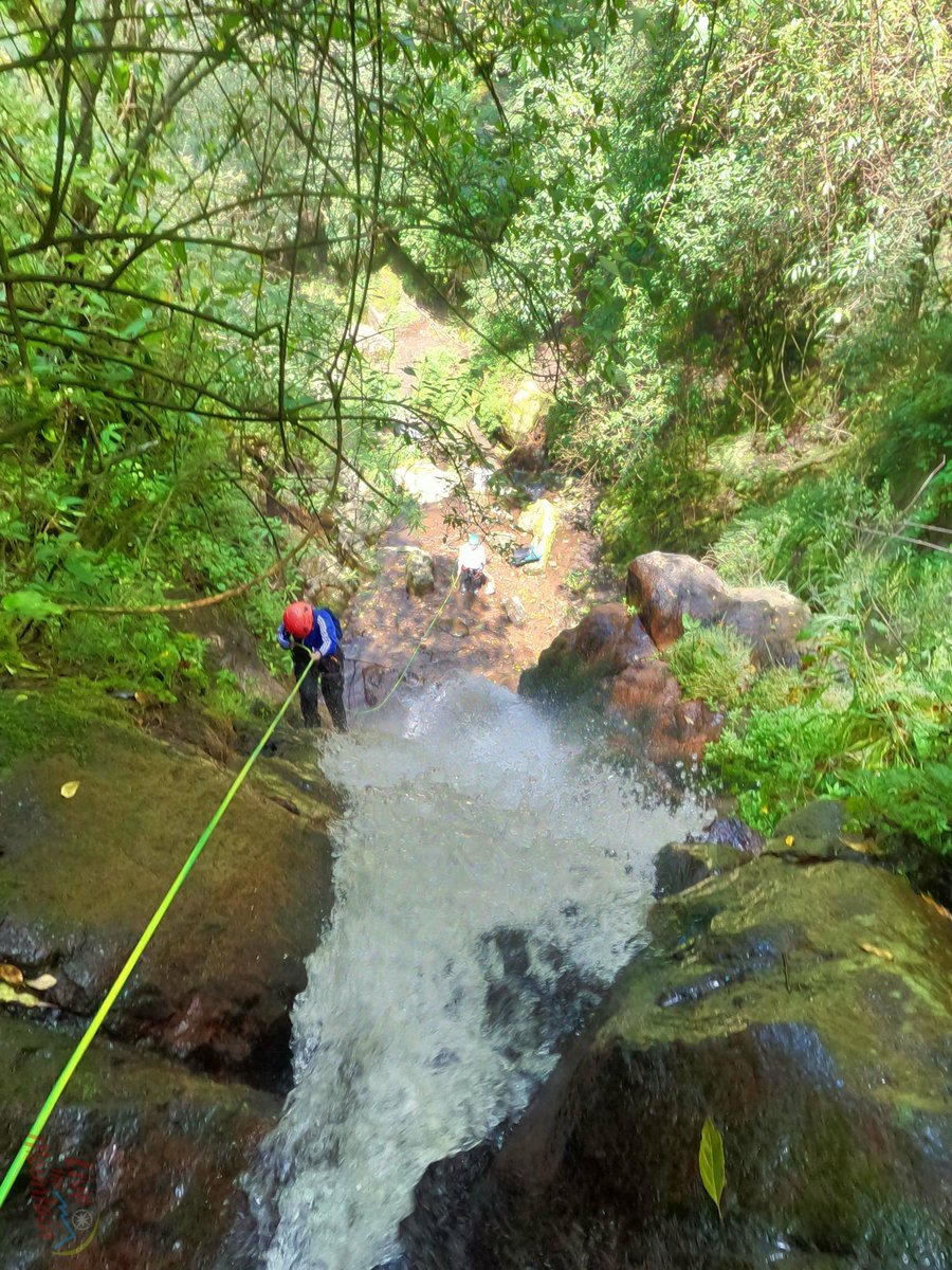 LiveTheMountaix's tweet photo. Así se vivió este fin de semana la #aventura de rapel por las #cascadas de Sehuaya 🥾🧗🏽‍♀️🏞️ 

El cañón traía bastante agüita y la aventura estuvo más divertida. 

Felicitamos a l@s participantes por atreverse a #explorar y completar esta ruta de #cañonismo al sur de la #CDMX. 

Nos vemos en próximas aventuras.

Vive la Montaña & ¡Atrévete a Explorar!