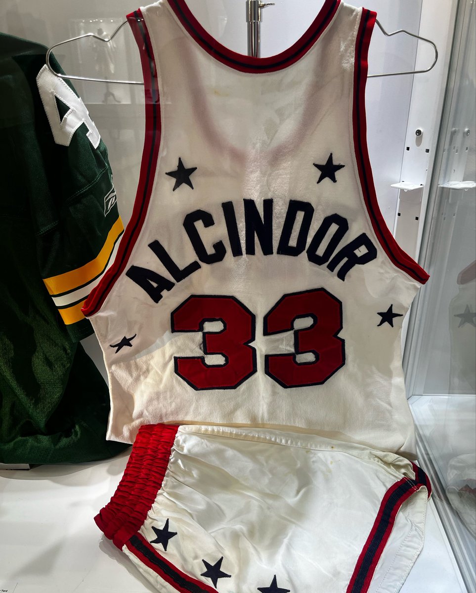 ToppsFinest's tweet photo. @island_trader1 @giovanniponzii Yes sir! There was a bunch of awesome pieces that auction.

Rookie GU Kareem/Alcindor ASG jersey

GU auto Hank Aaron, GU Clemente jerseys

The two holy grail sports cards &amp; a couple million dollar Jordans hahah https://t.co/IzgYKUj7VY