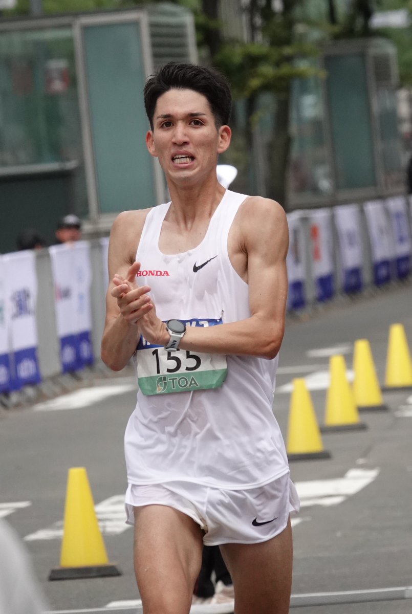 toriku_official's tweet photo. 北海道マラソンの男子でも、初マラソンの丹所健（Honda）選手が２時間10分55秒で２位に入りました。入社４年目で学生時代は、全日本大学駅伝６区と箱根駅伝３区の区間賞で注目されましたが、実業団入り後の活躍はほとんどありませんでした。
「本当に長かった、というひと言に尽きます。今日走った42.195kmも長くて辛かったのですが、それよりも実業団に入って１年目の東日本実業団駅伝以来の、僕にとって大きな舞台だったので、感慨深い気持ちでスタートラインに着きました。夏合宿で良い練習を積むことができたので、その東日本実業団駅伝以来３年ぶりに自信を持って臨めたんです。優勝を狙っていましたし、30kmを過ぎてもある程度余裕を持てていたので、これは行けるぞと思ったのですが、優勝した湯浅（仁・トヨタ自動車）選手の力が上でした。今日は負けてしまいましたがＭＧＣ出場権を取れたので、来年のＭＧＣではロサンゼルス五輪の切符を目指して頑張りたいと思います」
30kmでは集団から、吉田響（サンベルクス）選手が抜け出しました。湯浅選手、丹所選手、３位になった荒生実慧（ＮＤソフト）選手が10数秒差で追う展開になり、37.6km付近で３人が吉田選手に追いつきました。
「吉田選手が抜け出したことに正直気づかなかったのですが、僕が１回（集団の前に）出た時は、ペースがかなり下がっていました。優勝を狙っていたので焦りが少し出て飛び出した部分がありますが、距離が進むにつれて吉田選手との差が縮まってきました。テレビ画面に映っていたかわかりませんが、この３人でＭＧＣを取ろう、という話を走りながらしていて、その通りにできたことはうれしく思います」
#北海道マラソン（8/30）
#東京陸協
#丹所健