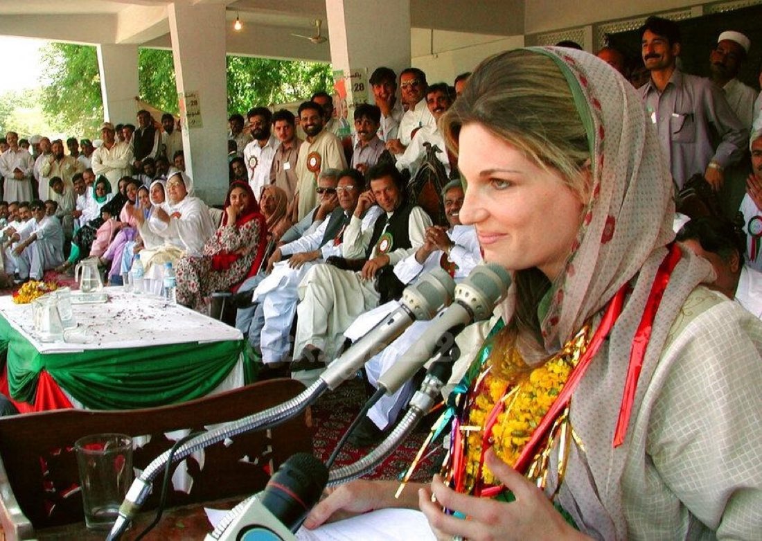 amnakhani123's tweet photo. Find someone to look at you the way Khan sab is looking at Jemima. https://t.co/UPhc4sR2UY