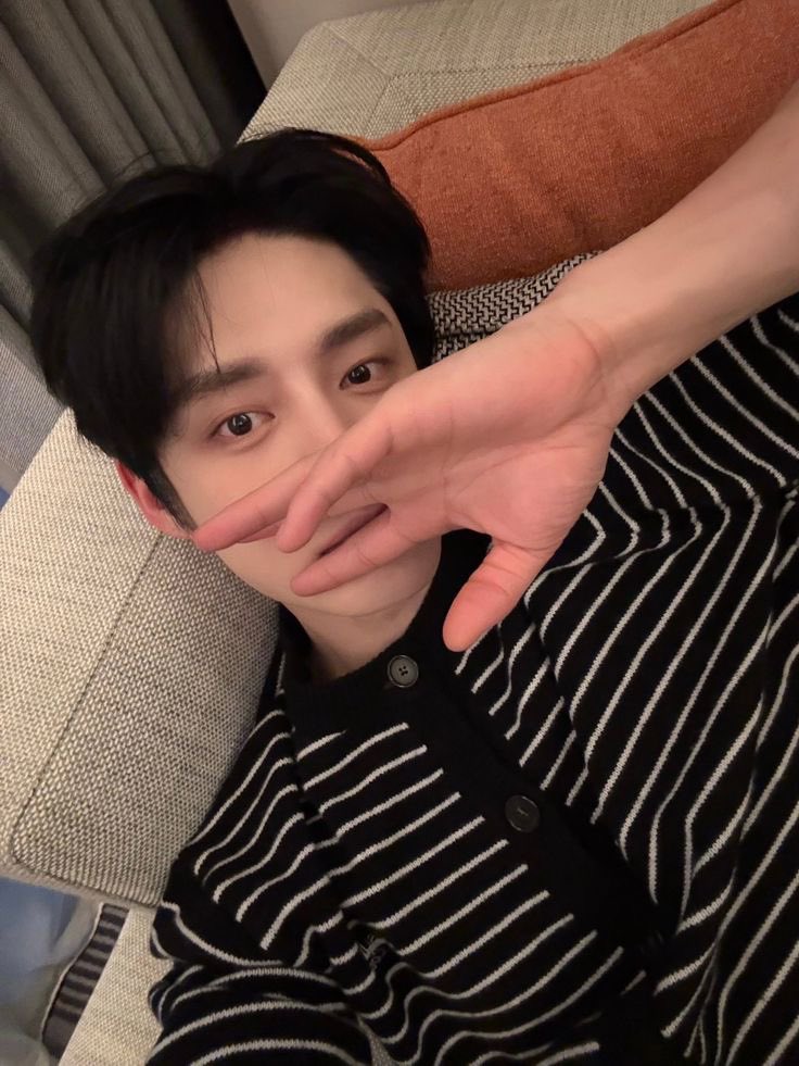 JiwoongIssue's tweet photo. @WonyoungIssue GOOD MORNING, WONYO. Karena apa tuh kemarin? xD Absen abang hari ini udah cakep dan siap menghadapi hari S*nin, tapi abang juga mau tidur yaaa https://t.co/BwHKpMnwQJ