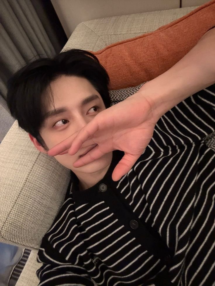 JiwoongIssue's tweet photo. @WonyoungIssue GOOD MORNING, WONYO. Karena apa tuh kemarin? xD Absen abang hari ini udah cakep dan siap menghadapi hari S*nin, tapi abang juga mau tidur yaaa https://t.co/BwHKpMnwQJ