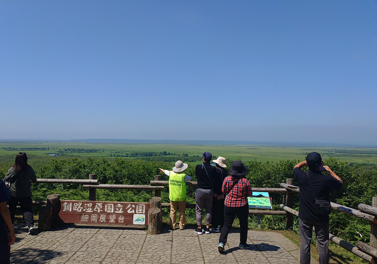 senkanren's tweet photo. #細岡展望台 では、ボランティアガイド｢#くしろ自然再生解説員｣が秋を迎える #釧路湿原 の魅力をご案内します！ 
ぜひお気軽にお声がけください♪
9月の活動予定日：5日、6日、8日、12日、14日、18日、21日、23日
詳しくはこちら
https://t.co/lqtLDZZNNb https://t.co/MgJVmqITwD