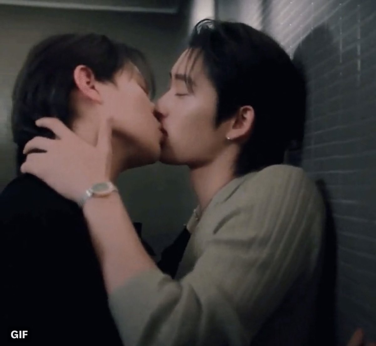 ackermanslv's tweet photo. kalo liat ini tuh gabisa ga berkupu-kupu dah perut gw, ngebayangin moth yang sassy centil cuek jual mahal itu bentar lagi bakal di'acak acak' dean sang penggenjot handal beneran bikin makin gasabar nunggu next EP😣 https://t.co/VX7aVHfXXd