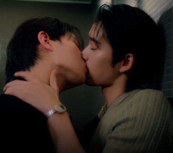 ackermanslv's tweet photo. kalo liat ini tuh gabisa ga berkupu-kupu dah perut gw, ngebayangin moth yang sassy centil cuek jual mahal itu bentar lagi bakal di'acak acak' dean sang penggenjot handal beneran bikin makin gasabar nunggu next EP😣 https://t.co/VX7aVHfXXd