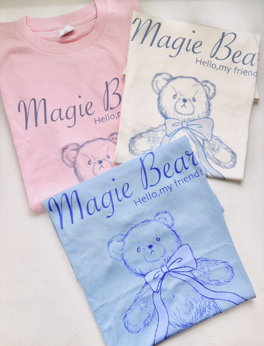 magie_bear's tweet photo. 完売しておりましたMagie Bear Tシャツ🧸
ピンク、オフホワイトに新たにアシッドブルーが追加！
サイズもユニセックスのL→Mサイズになります！
左袖には変わらずロゴのオリジナル織タグ付き。

【サイズ】(cm)
身丈66／身幅 52／肩幅 47／袖丈 20

今週末のテディベアコンベンションにお持ちします♪ https://t.co/FqRxvdT4gP