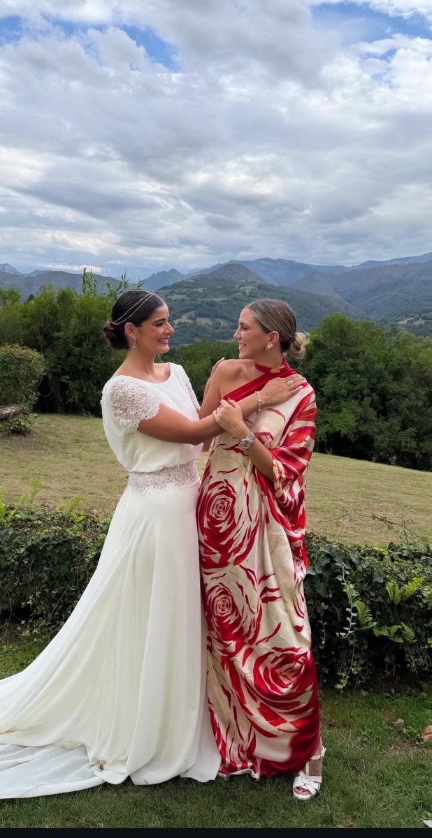 LaAldeaPoblana's tweet photo. Carla López Malo cayó este fin de semana. Fingió estar en Puebla mientras se fue a una boda en España

En el viaje, le descubrieron un reloj Rolex, bolsas y vestidos de lujo con un valor millonario

Pero ella duerme tranquila, el orejas de milanesa no hará nada al respecto https://t.co/zMpiFCtNOK