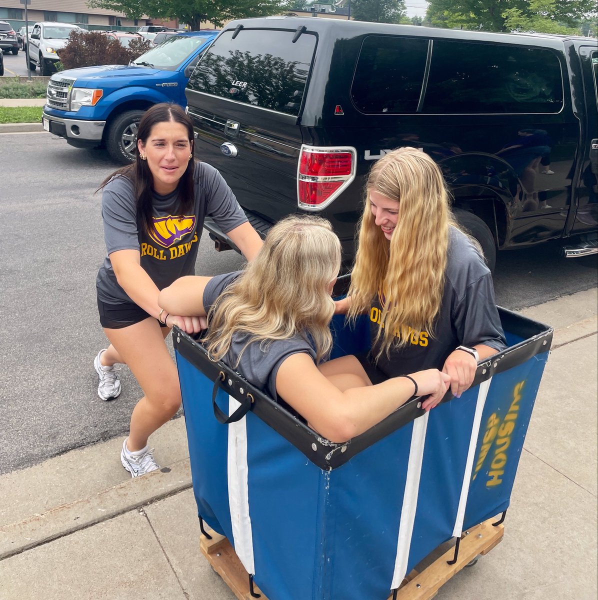 UWSPWBB's tweet photo. Finding ways to bring JOY 🤩 as Pointer Pals @UWStevensPoint 🐾 move in…

Fun way to start our journey TOGETHER‼️

💜 #Pointers 💛 #JUICE🧃 https://t.co/EowfLG3j9l
