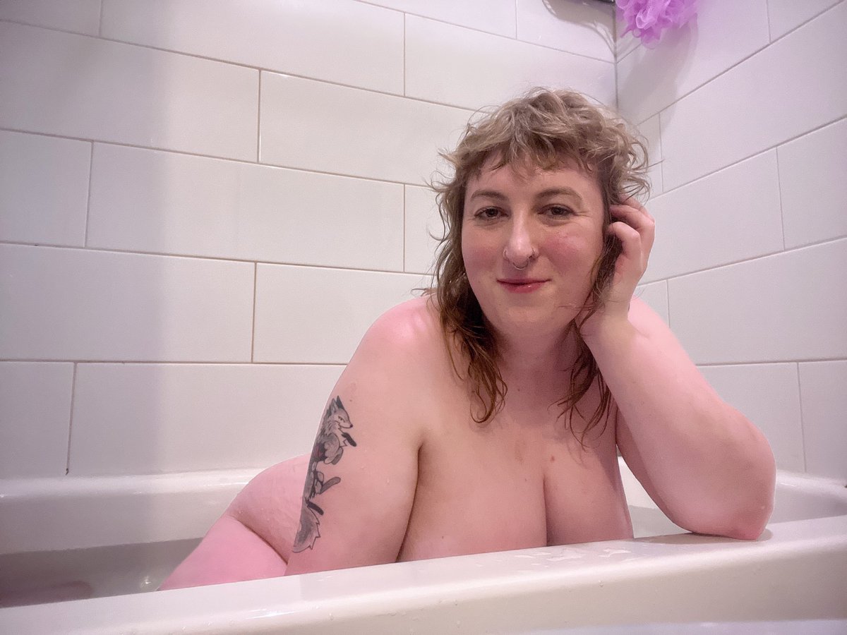 tscowgf's tweet photo. i looked wifely in the bath last night 💕 https://t.co/R8RtlJ7hst