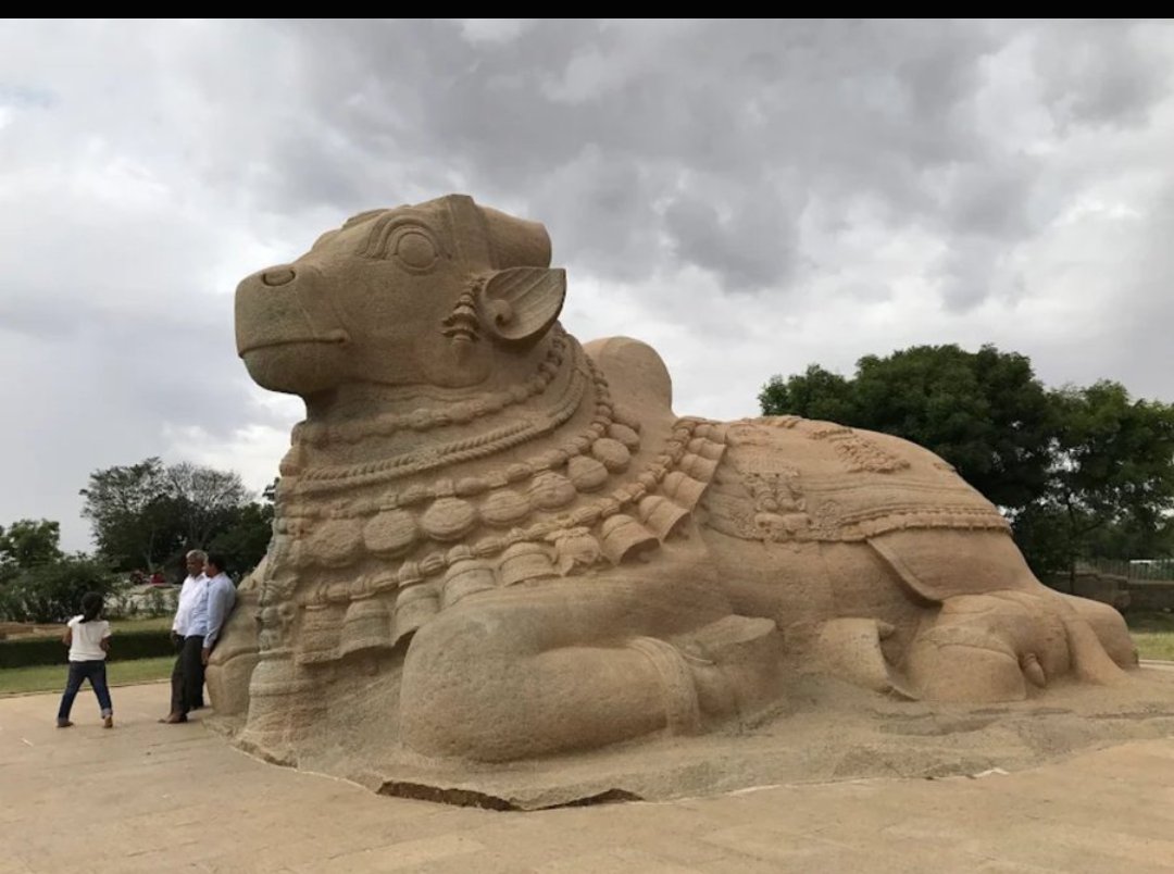 LostInMaybe0's tweet photo. Look up at the ceiling of Lepakshi—and you’ll find a different kind of masterpiece.
Huge paintings cover the temple’s ceilings and walls.
Scenes from the Ramayana, Mahabharata and other stories were painted centuries ago.
It’s almost like walking through an ancient art gallery. https://t.co/EDN3ano2iH