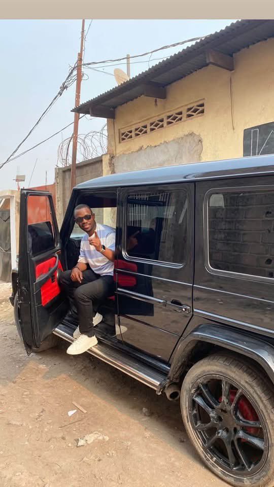 LamikaJoel's tweet photo. Hier, j’étais locataire dans un camp militaire. Aujourd’hui, je suis propriétaire dans un quartier résidentiel de Kinshasa.

En effet, j’ai loué presque partout, j’ai habité presque partout : à Masina, N’djili, Yolo, Bumbu, Ngiri-Ngiri, Kindele, Gombe, GB, et j’en passe.

Après l’université, il a fallu se chercher, loin des parents. Je suis passé par plusieurs maisons, chez certains membres de ma famille, chez des amis, etc.

J’ai été délogé plus d’une fois de maisons que je louais, notamment pour des retards de paiement de loyer. Ma situation me révoltait, mais elle m’a surtout poussé à me battre davantage.

Entre humiliations, difficultés et parfois moqueries, j’avais la rage de vaincre. Je m’étais donc fixé un objectif : résoudre mon problème de logement avant mes 35 ans. 

En 2023, j’ai finalement acheté cette maison, que j’ai  essayé de moderniser afin d’y habiter directement. 

C’est donc en 2023 que le Seigneur m’a sauvagement béni en faisant de moi un Papa Lopango. 😂😭🥰 et c’est Loin de la politique. 

Je lui suis profondément reconnaissant, car je suis conscient que tout ce que j’ai aujourd’hui vient de Lui et que c’est par Sa grâce que j’ai pu parcourir tout ce chemin.

À toi qui me lis en ce moment, surtout si tu es jeune issu comme moi, d’un milieu modeste : n’arrête jamais de croire en toi.

Travaille dur. Sache que tu n’as pas droit à l’erreur. Tu ne peux donc pas te permettre les même délires que les autres. 

Je sais que le chemin n’est pas toujours facile. Mais parfois, les difficultés que nous traversons deviennent justement le carburant qui nous pousse à aller plus loin.

N’oublie jamais : « Dans la peur de l’échec, on trouve parfois la rage de vaincre. »

Si mon parcours peut encourager ne serait-ce qu’une personne à ne pas abandonner, alors ce partage aura déjà servi à quelque chose.

Bonne journée à tous. ❤️