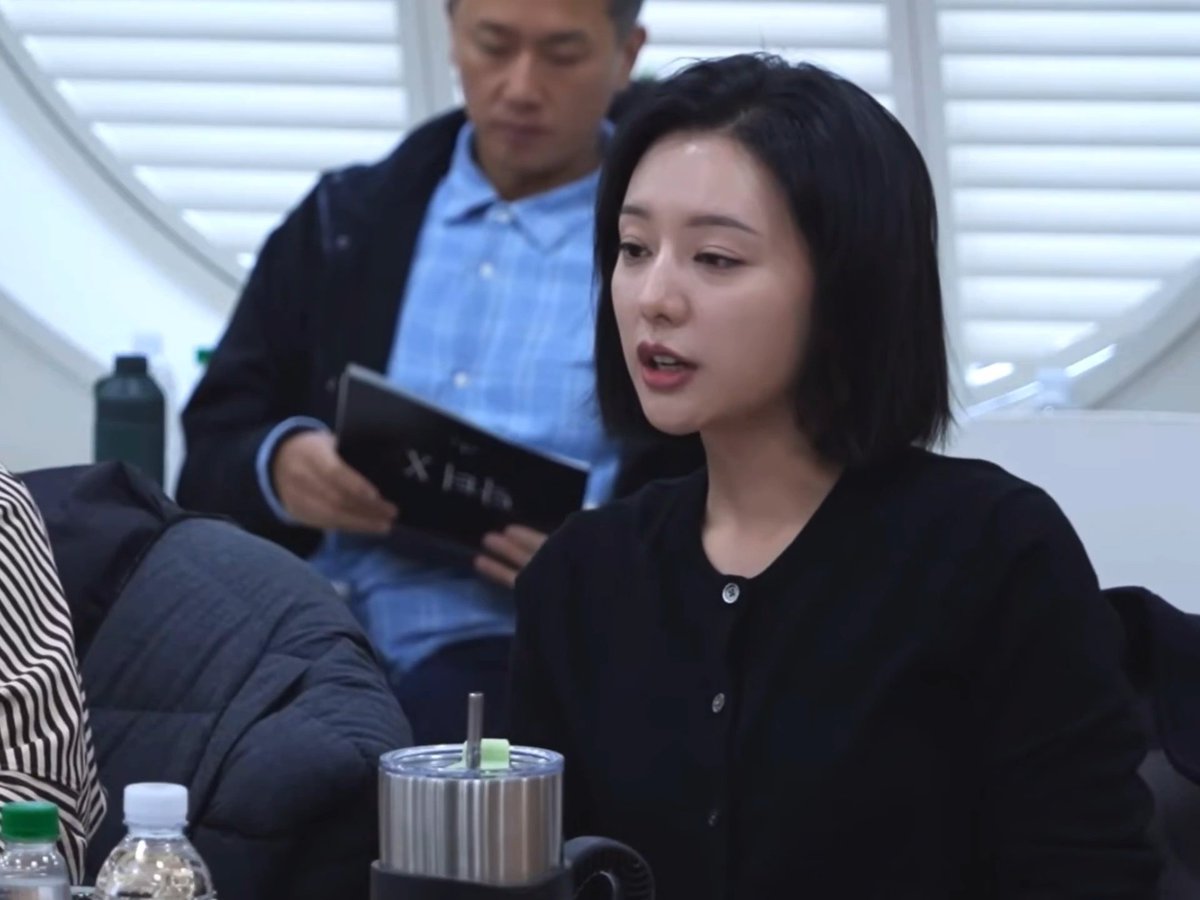 xhp191's tweet photo. @hibael5578 Omg the old boyfriend is here! Imagine them sitting together in business class for long hrs of course they both fell, and pls we all know jiwon has a history of dating old and ugly like her ex YYS 🙄 now make up another lame explanation none! Lol just admit you all have hunch https://t.co/p6rCH7kcMK
