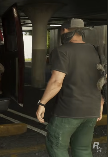 Fukuro_Fynn's tweet photo. @MERPTV I Maybe wrong but in the Van Sequenz , its looking like he got a sling over his Shoulder. https://t.co/pePAIKVOjS