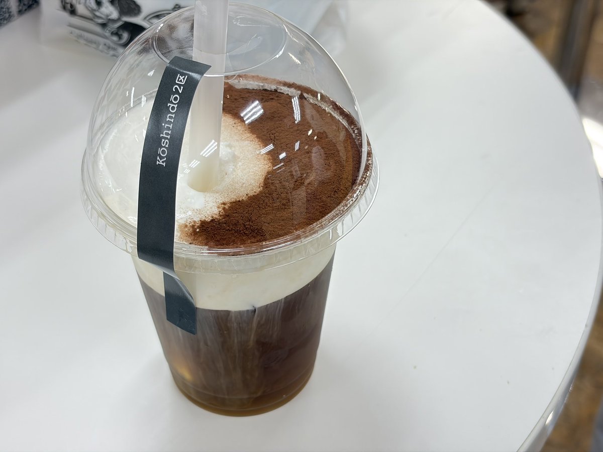 coucha_daisuki's tweet photo. 無事にライアン氏のシナモンロールとニキズさんの気になってたものとファッジ2店舗と気になってたもの買えました✨️
食べて飲みながら帰宅します！！
 #英国展 https://t.co/G6j8SHo8QX