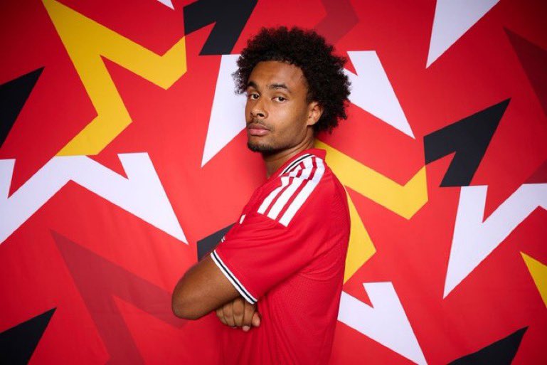XWorldTransfers's tweet photo. 🚨🇳🇱 Joshua Zirkzee has turned down a move to Fiorentina after €5m loan plus €30m buy option clause proposal sent to Manchester United. 

He wants to join Juventus instead if any deal goes through. 💣 

@ManUtd @juventusfc https://t.co/mDuW258L6H