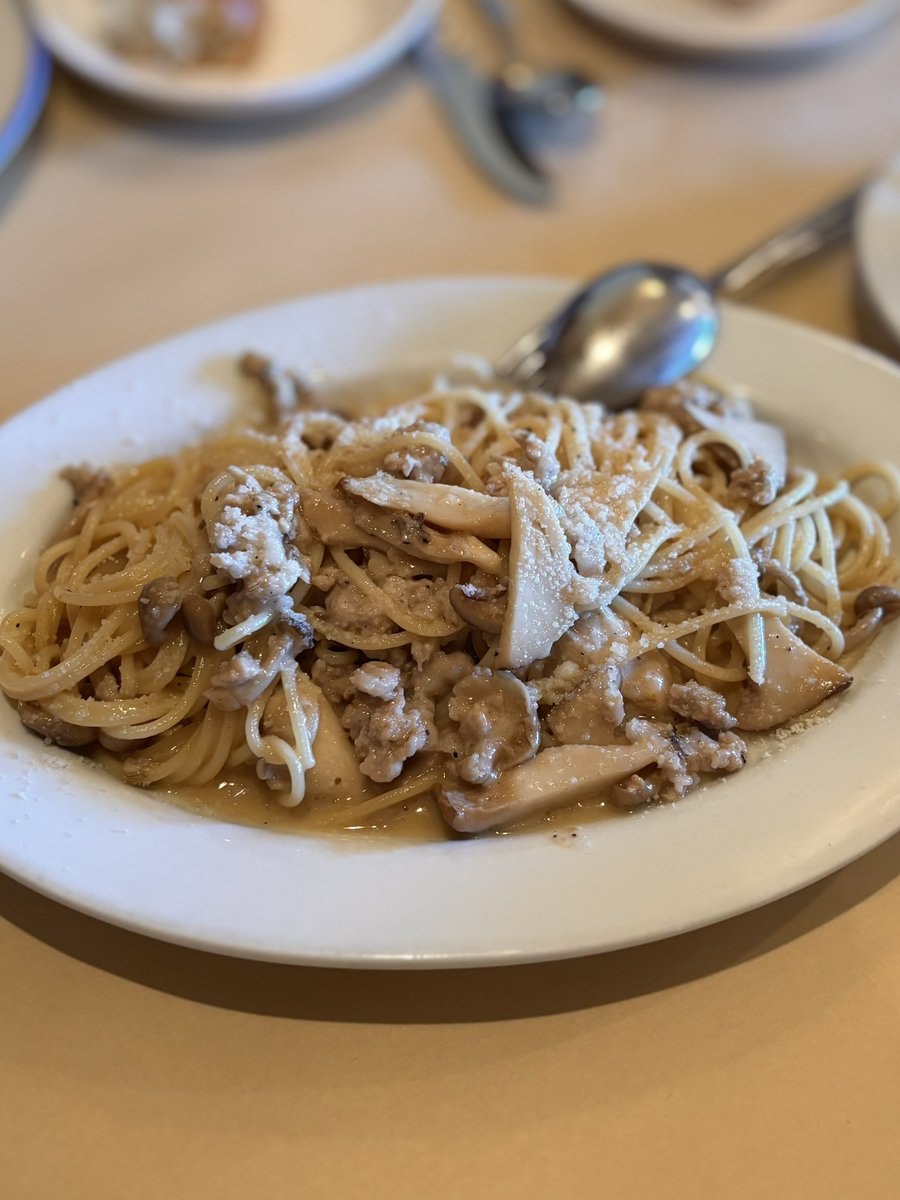 namattechan's tweet photo. 函館市富岡町にあるトラットリア ピアッティさん🍝🇮🇹

パスタ・サラダ・フォカッチャ・デザート・ドリンクのコースです🥳

パスタは4種類をシェア🙌🏻
特に木の子のバターソースのパスタが美味しかった✨
色んな味を楽しめて大満足でした☺️

ごちそうさまでした🌟

#トラットリアピアッティ
#函館 https://t.co/XBTlaO1GvQ