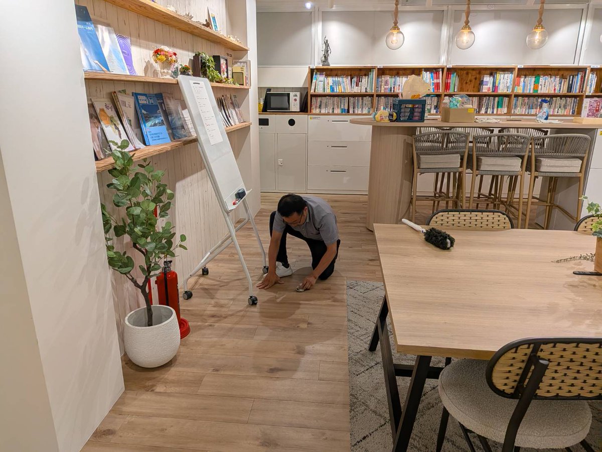 sharelawoffice's tweet photo. 年に二回の大掃除。気持ちよく仕事ができるのも、リーガルスクウェアが綺麗だから。感謝の気持ちを込めて、ゴシゴシ、キュッキュッ♪
#弁護士長屋 #弁護士専用シェアオフィス #シェアオフィス https://t.co/RD9rVXtdG5