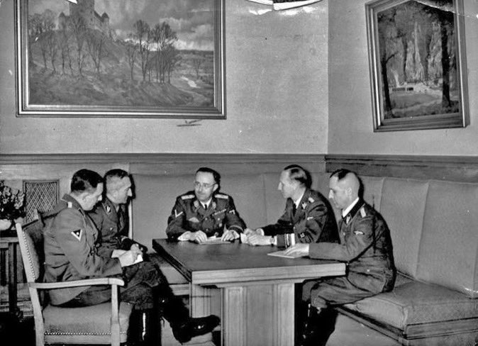 boudewijnsteur's tweet photo. Op deze dag in 1939 vond Operatie Himmler plaats, waarbij een Poolse inval op een radiostation op Duits grondgebied werd geënsceneerd door de SS om de invasie van nazi-Duitsland in Polen de volgende dag te rechtvaardigen. Niet eerste (of laatste) keer dat iets in scène werd gezet https://t.co/vDDEqSB8re