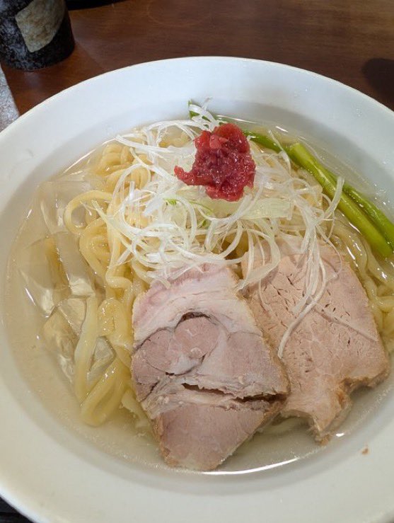 lgoyer's tweet photo. ミッション途中に老麺会のお店があったのでお昼
冷やしラーメンと、芸術的な羽根付きの餃子！
塩川屋さん
チャーシューが厚切りで美味しい(*´ω｀*) https://t.co/Iz3HWL41qY