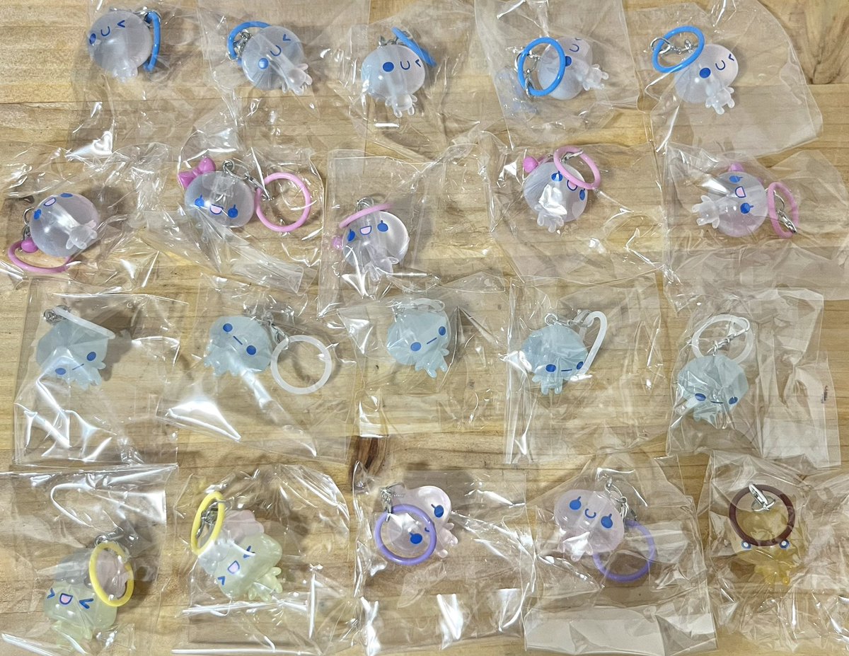 chimadango_0313's tweet photo. 入荷通知来てから猛ダッシュで引きに行ったけど被りえぐすぎた🥵wwスポンジちゃんとどろんっこくん（名前初めて知った🤦‍♀️）だけ出なくて、1番の狙いだったのに1個しか当たらないし、、😓
後からしーぷら限定の子もいることに気づき大鬱になるという🚯交換だします、、 https://t.co/uYNVfbDMlN