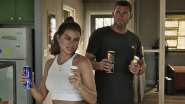 MrSobacos's tweet photo. Detalles insignificantes de GTA VI que me han dejado FLIPANDO:

- Si Lucía se casa con Jason, pide la nacionalidad tras un año de residencia legal y convivencia, y al conseguir el DNI se empadrona sola en otro sitio, cobra su IMV individual mientras él cobra el suyo. https://t.co/zH83UZFB7f