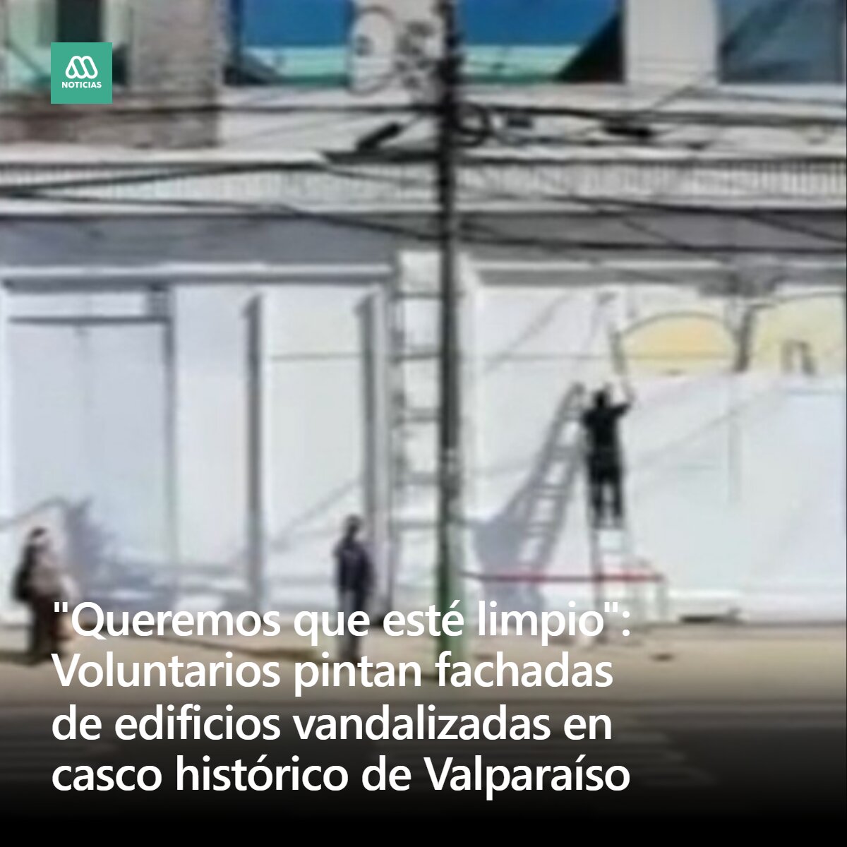 meganoticiascl's tweet photo. Un grupo de personas, liderado por un empresario nocturno, está pintando las fachadas vandalizadas de Valparaíso, específicamente lo que ocurre en el casco histórico de la ciudad puerto. ➡️ https://t.co/mqYomrOyVF https://t.co/cMIpHY5pL9
