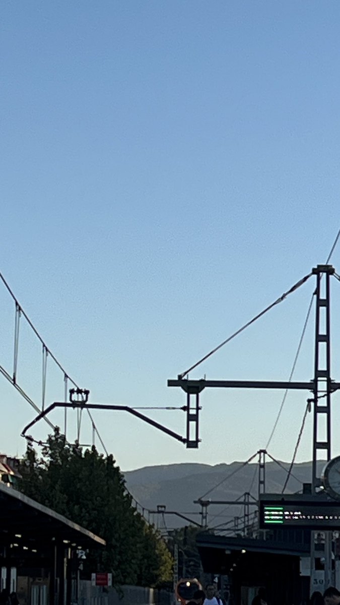 rosedeltoro's tweet photo. @rod2nordcat No sirve de nada! Anuncian que ya hoy empieza el tren de granollers centre de 7:39 y nunca sale y está ahí estacionado con el anuncio de destino Castelldefels https://t.co/rgRXHpwSZE