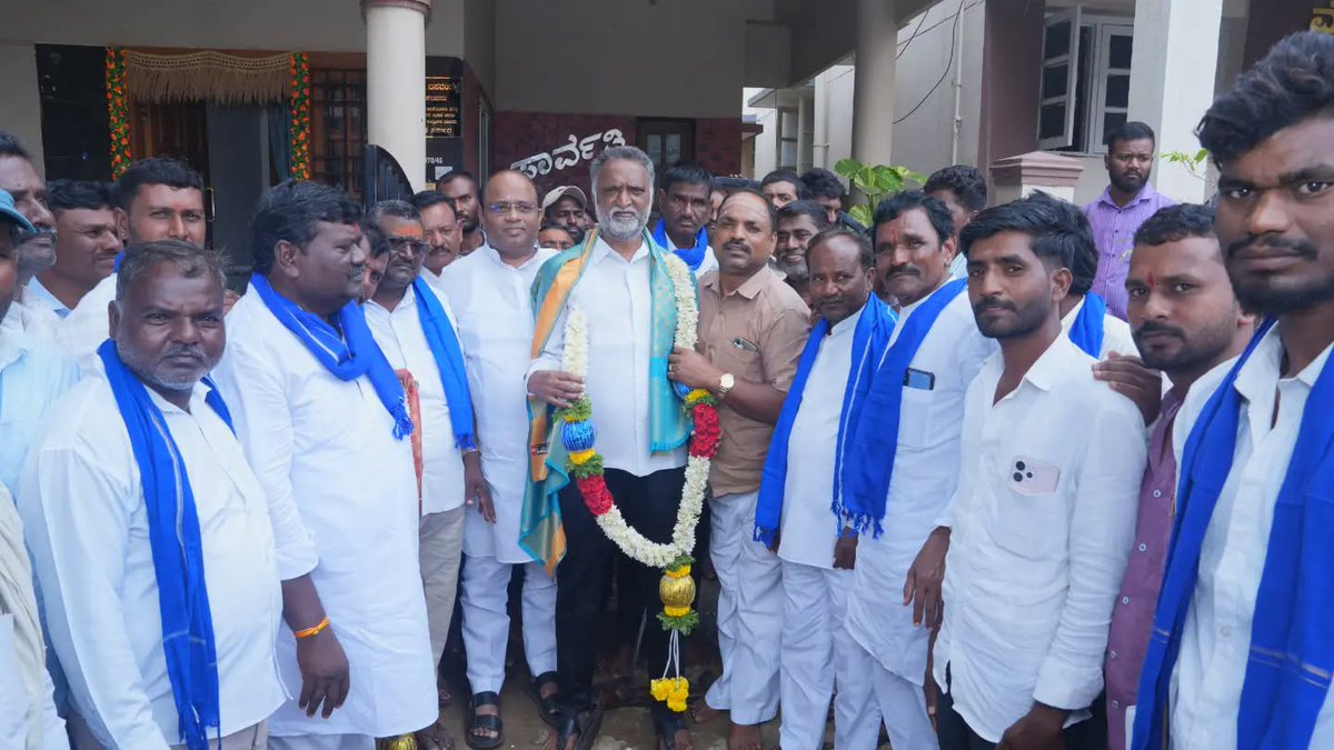 KSBasavanthappa's tweet photo. ಗದಗ ಜಿಲ್ಲೆಯ ಶಿರಹಟ್ಟಿ ಕ್ಷೇತ್ರದ ದಲಿತ ಸಮುದಾಯದ ಮುಖಂಡರು ಇಂದು ದಾವಣಗೆರೆಯ ನನ್ನ ನಿವಾಸಕ್ಕೆ ಆಗಮಿಸಿ ಆತ್ಮೀಯವಾಗಿ ಭೇಟಿ ಮಾಡಿ ಸನ್ಮಾನಿಸಿದರು.
#KSBasavanthappa #Davanagere #FisheriesPortsAndInlandWaterTransport #MinisterBasavanthappa
#MayakondaAssemblyConstituency #MuzariMinister https://t.co/b2pWnk5rqD