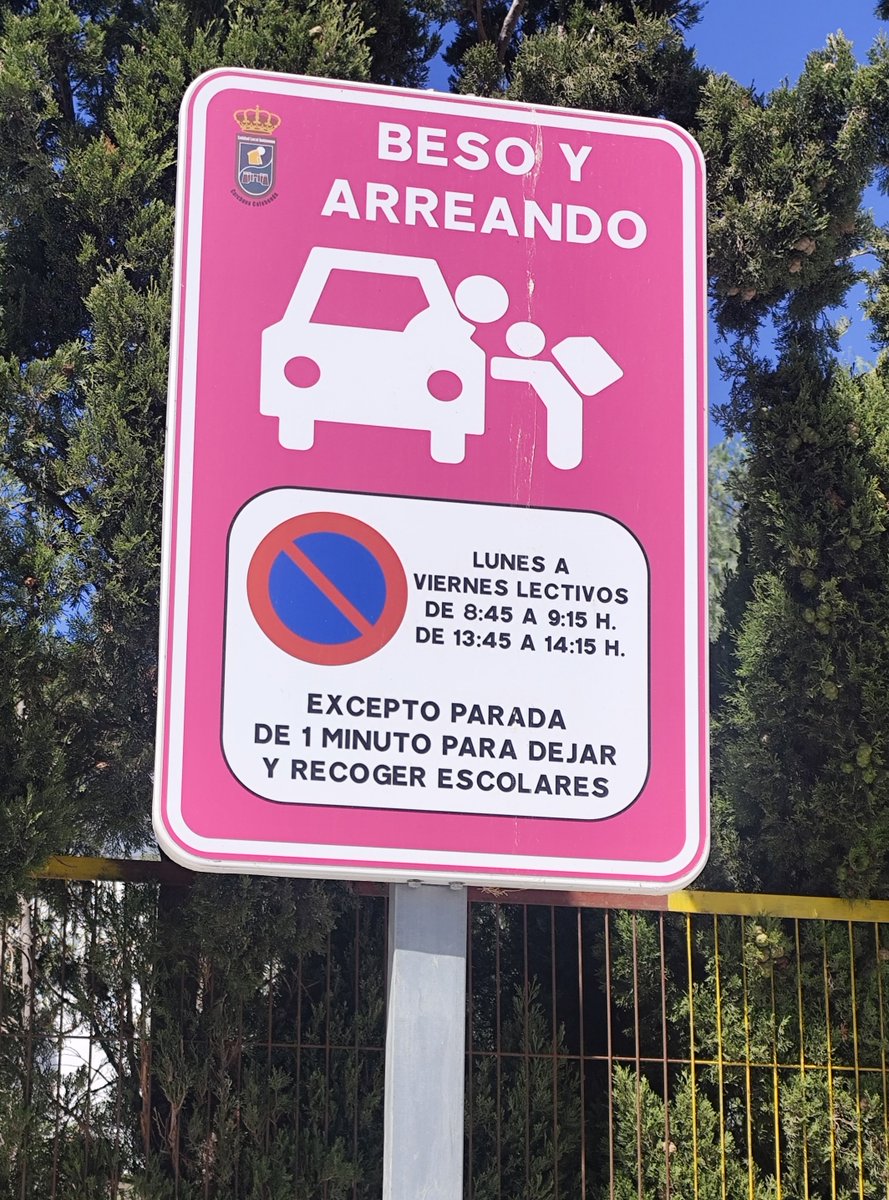 cazagra's tweet photo. Nuevas señales de tráfico (en un colegio público de Calahonda) https://t.co/NgEr4uLop1
