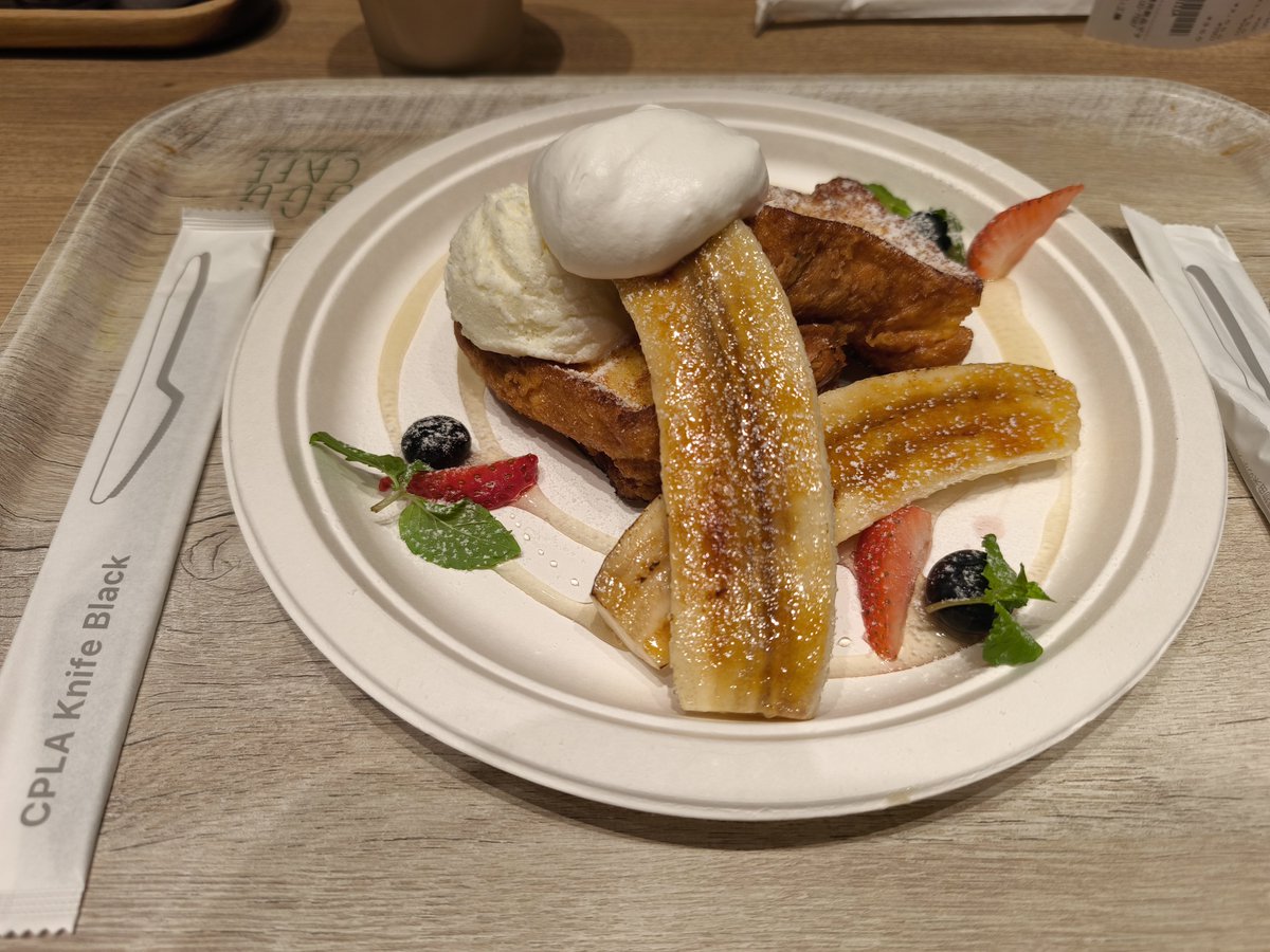 taka4ng0's tweet photo. 空港でフレンチトースト食べるワイ｢またバナナある｣ https://t.co/vr5YpupLzv