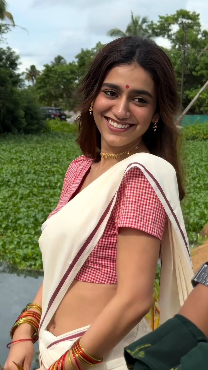 StoriesBySiri's tweet photo. 👳🏽‍♂️:Em pilla! ma polam vaipu vachav?

👩🏻‍🦰:Ikda carrot lu baga pandistunarani vinnanu. Ela unayo koriki chudhamani vacha

👳🏽‍♂️:ippi chupiyamantava?

👩🏻‍🦰:ha?

👳🏽‍♂️:ade..baytiki laagi chupiyana?

👩🏻‍🦰:Okka danitho na akali tiradhu. 2,3 aina undali mari

👳🏽‍♂️:Appiga, suriga kotha koyyali randra https://t.co/krvZ6SAbSj