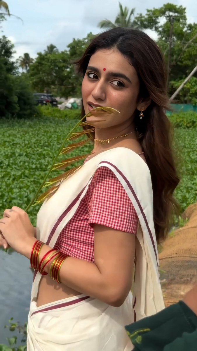 StoriesBySiri's tweet photo. 👳🏽‍♂️:Em pilla! ma polam vaipu vachav?

👩🏻‍🦰:Ikda carrot lu baga pandistunarani vinnanu. Ela unayo koriki chudhamani vacha

👳🏽‍♂️:ippi chupiyamantava?

👩🏻‍🦰:ha?

👳🏽‍♂️:ade..baytiki laagi chupiyana?

👩🏻‍🦰:Okka danitho na akali tiradhu. 2,3 aina undali mari

👳🏽‍♂️:Appiga, suriga kotha koyyali randra https://t.co/krvZ6SAbSj