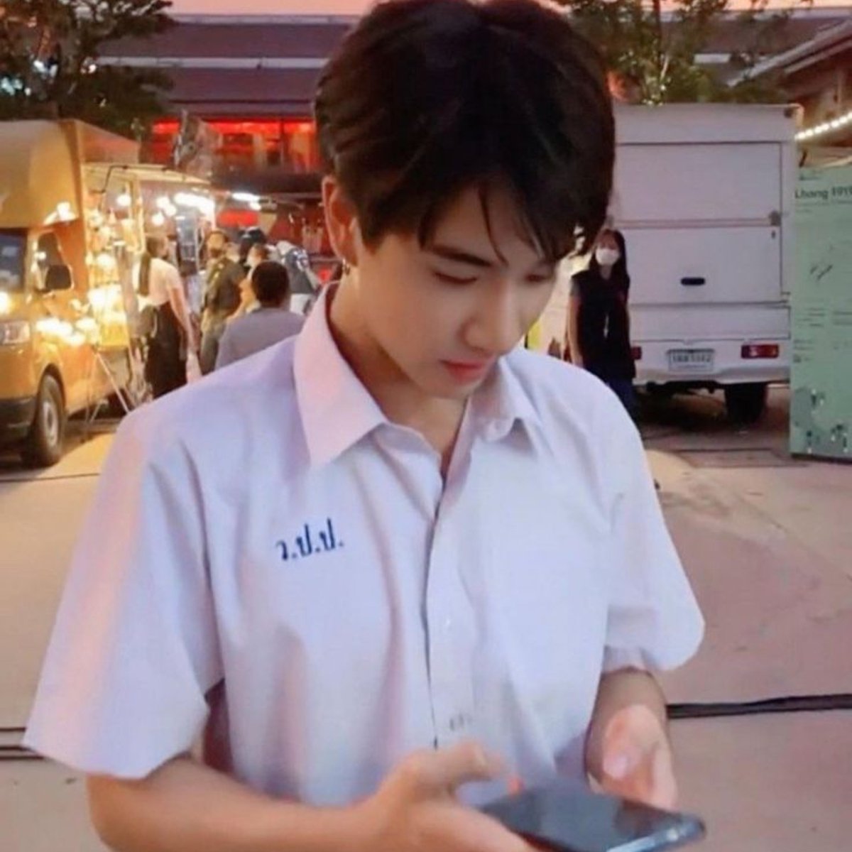 dearnily's tweet photo. 🐈‍⬛ : ต้า ไม่ต้องมานั่งรอรับเราตอนเลิกเรียนพิเศษแล้วนะ

🐶 : ไมอะ ต้าก็มารับมาส่งของต้าทุกวัน

🐈‍⬛ : เพื่อนชอบล้อว่าเรามีเด็กโรงเรียนอื่นมาตามจีบ

🐶 : เธออายเหรอ ถ้าเธออายต้าไม่มาอีกก็ได้นะ

🐈‍⬛ : ไม่ได้อาย 🥺 แต่พิ้งเขินเพื่อนไงต้า

🐶 : มีแฟนหล่อก็ต้องโชว์ดิ เขินไรวะเธอ https://t.co/kqFsgWJJiy