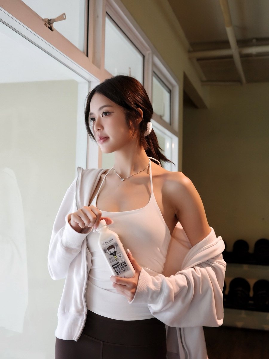 MOBYE_Fanbase's tweet photo. ลูกค้าเข้าค่าาาา🥛🥳

สายออกกำลังกาย 💪🏼🤍สายรักสุขภาพต้องห้ามพลาด!

TOFUSAN นมถั่วเหลืองโปรตีนสูง

ไม่ใส่น้ำตาล ไม่ใส่วัตถุกันเสีย และเหมาะกับคนที่แพ้แลคโตสในน้ำนมวัวด้วย ทานมังสวิรัตก็ทานได้  อย่าลืมไปหามาลองกันน้า🤍 

#MOBYE #โทฟุซังโปรตีนพืช31กรัม #โทฟุซังHighProtein https://t.co/VkoaRyxSYc