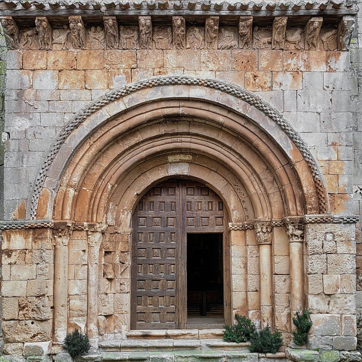 RomanicoEspana's tweet photo. Sí: Es lo que parece 💩
Y no es que lo diga o lo interprete yo, es que lo refrenda la propia inscripción que acompaña a esta metopa bajo el tejaroz en la portada occidental de la iglesia abacial de San Quirce de Los Ausines (Burgos). https://t.co/OdOnKrzxnx