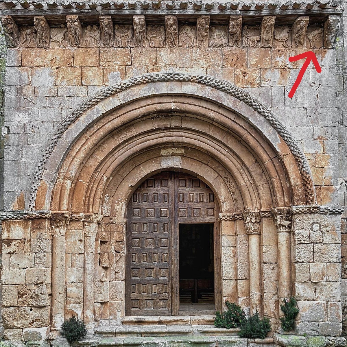 RomanicoEspana's tweet photo. Sí: Es lo que parece 💩
Y no es que lo diga o lo interprete yo, es que lo refrenda la propia inscripción que acompaña a esta metopa bajo el tejaroz en la portada occidental de la iglesia abacial de San Quirce de Los Ausines (Burgos). https://t.co/OdOnKrzxnx
