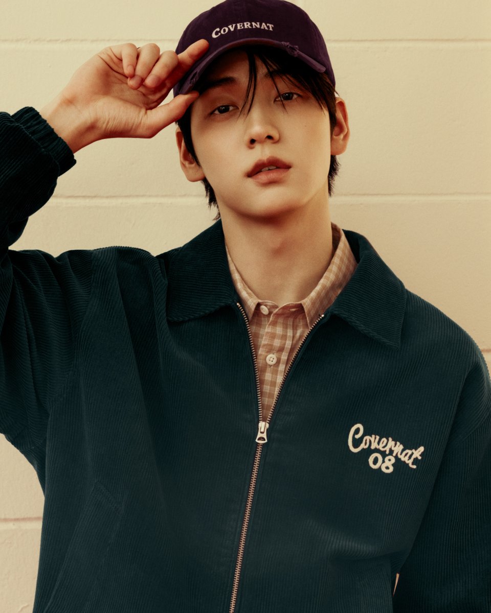 covernatmag's tweet photo. The Autumn Paper: Words of SOOBIN

베이지 컬러의 셔츠와 스트레이트 치노 팬츠에 그린 컬러
코듀로이 헤링턴 자켓과 데미지 어센틱 로고 볼캡으로
포인트를 더했습니다. 수빈이 착용한 커버낫 가을 컬렉션을
만나보세요.

#수빈 #SOOBIN #커버낫 #COVERNAT https://t.co/btvQWmkUjP