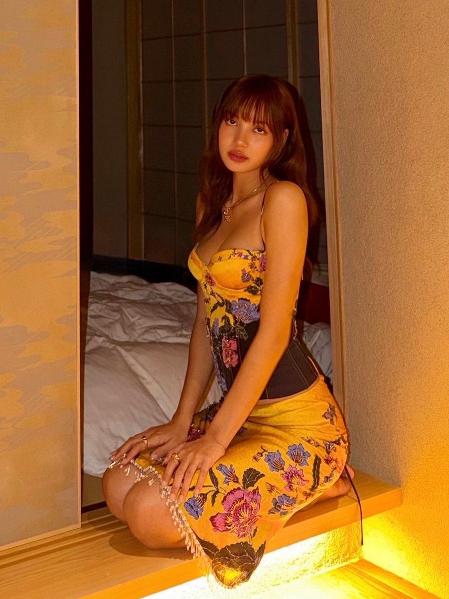 TheePopCore's tweet photo. LISA serves timeless elegance in newly shared photos. https://t.co/pFb6gdDs6Y
